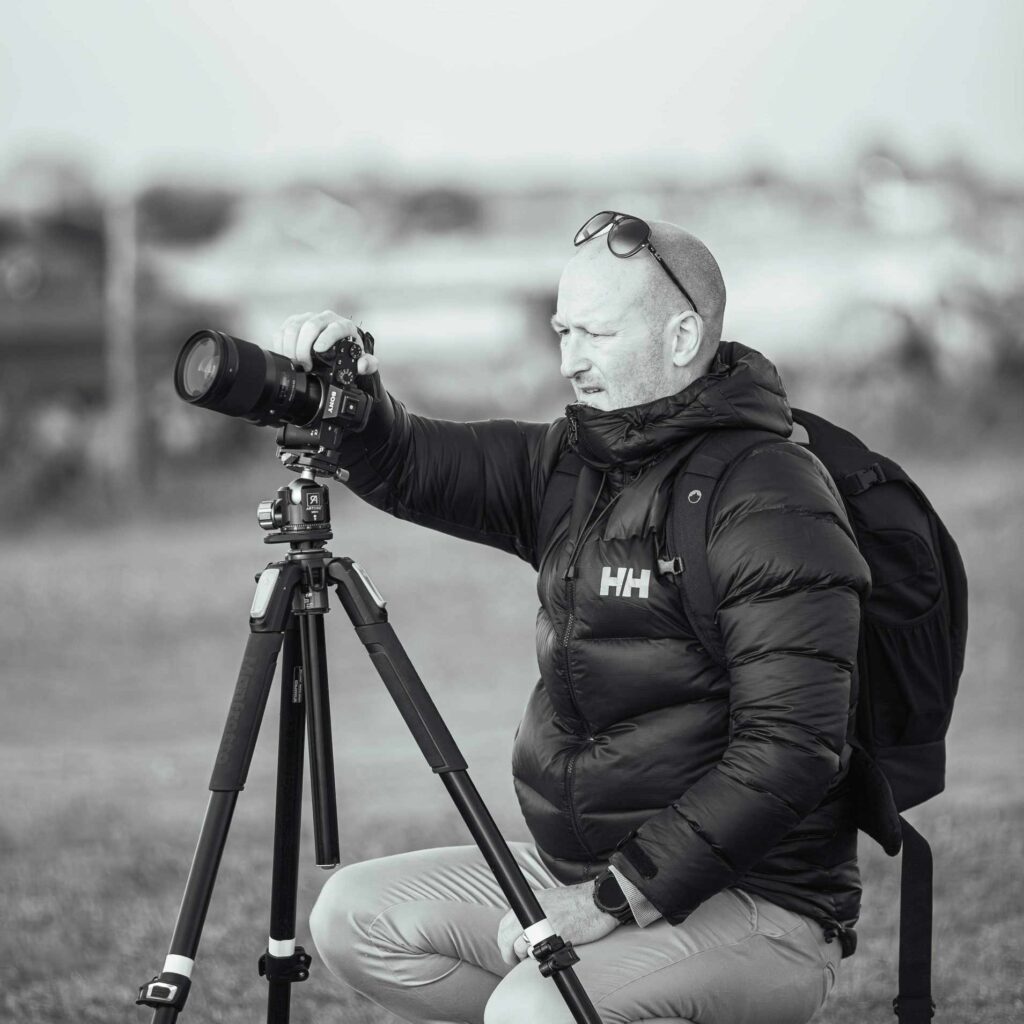 Andreas Holmström vid sin kamera. Foto: Jonas Söderberg